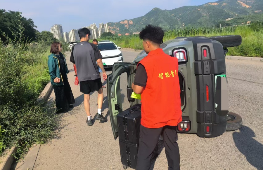 师生合力救伤者 应职青年显担当
