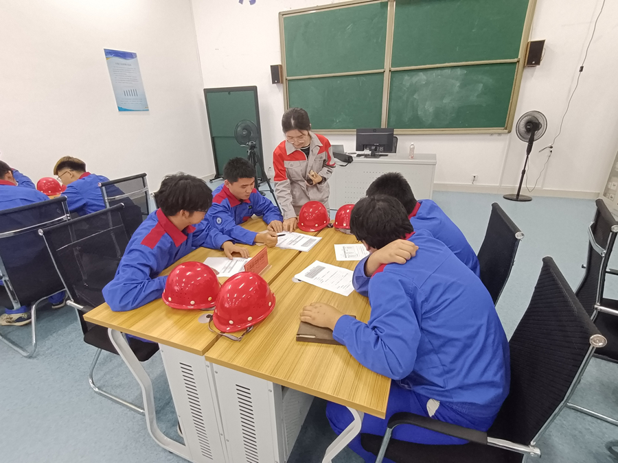 1696597244763082.jpg 李国静_副本.jpg